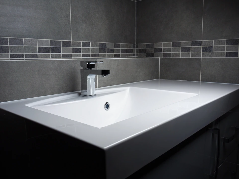 Lavabo moderne avec robinet chrome et carrelage gris