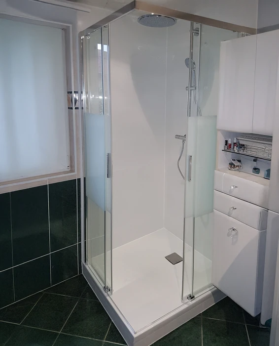 Salle de bain moderne avec douche à l'italienne d'angle
