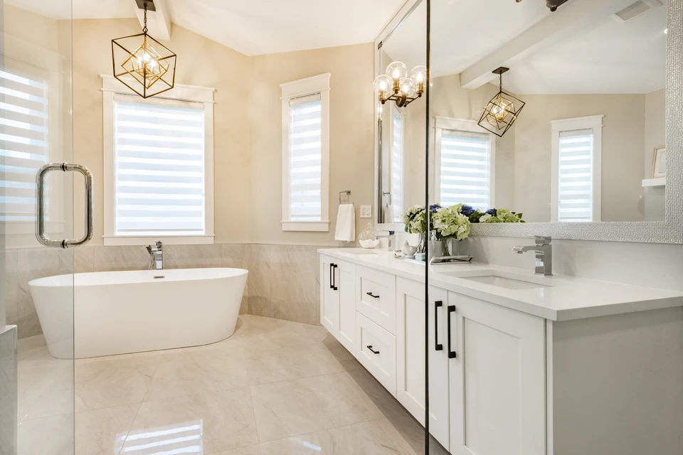 Salle de bains moderne luxueuse avec baignoire îlot blanche, double vasque sur meuble blanc, robinetterie chromée contemporaine