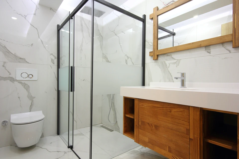 Salle de bain moderne avec douche à l'italienne, WC suspendu et vasque intégrée au plan de travail