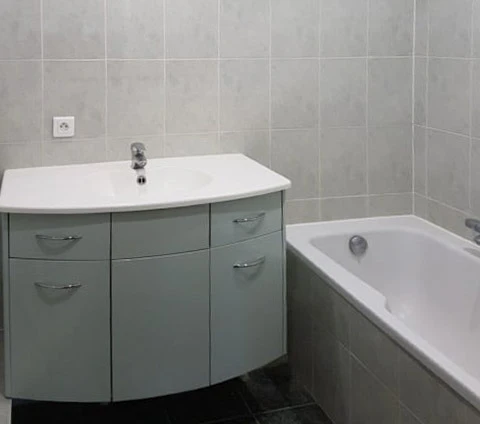 Salle de bain moderne avec douche à l'italienne vitrée, WC suspendu blanc et sèche-serviettes vertical blanc