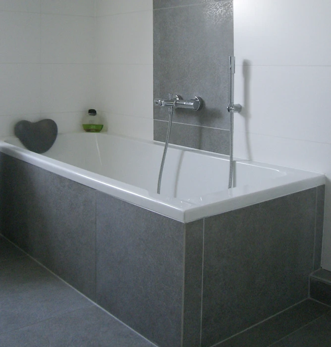 Salle de bain moderne avec douche à l'italienne vitrée, meuble vasque suspendu en bois naturel avec plan blanc intégré, colonne de rangement assortie et miroir éclairé