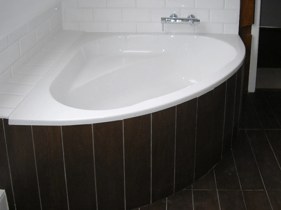 Salle de bain moderne sous combles avec douche à l'italienne et toilettes