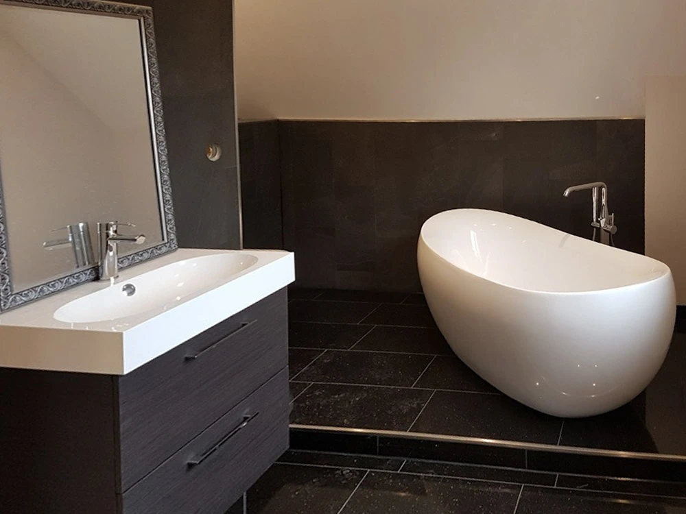 Salle de bain moderne avec douche à l'italienne vitrée, carrelage gris au sol imitation parquet et mural