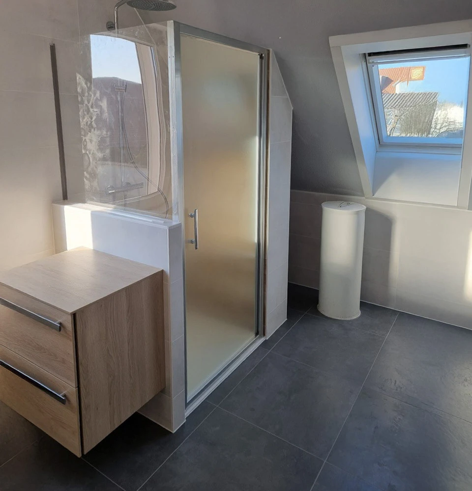 Salle de bain moderne avec douche à l'italienne, receveur blanc et parois vitrées