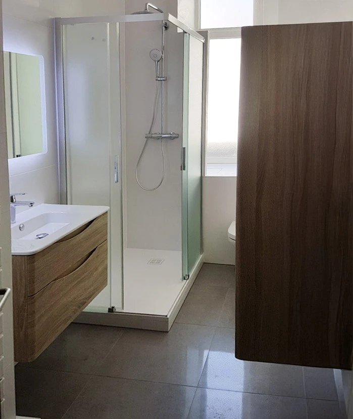 Salle de bain moderne avec douche à l'italienne, receveur blanc et parois vitrées