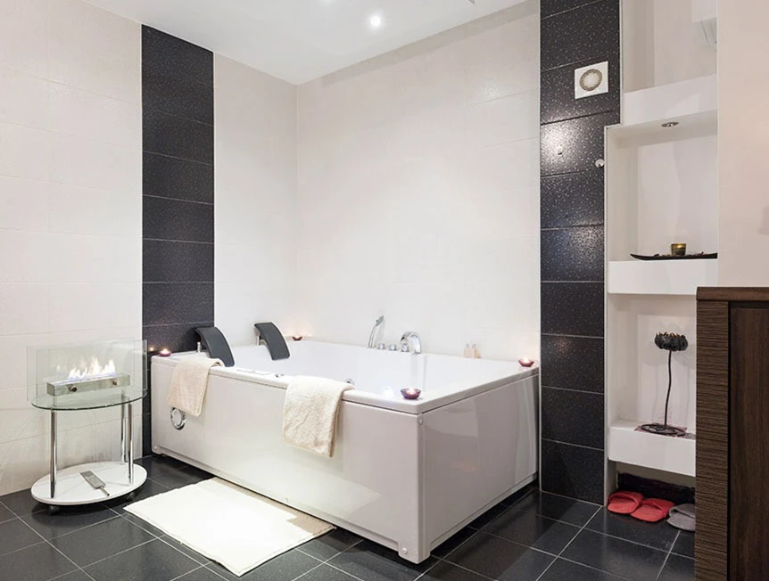 Salon professionnel avec stands d'exposition modulaires dans grand hall industriel