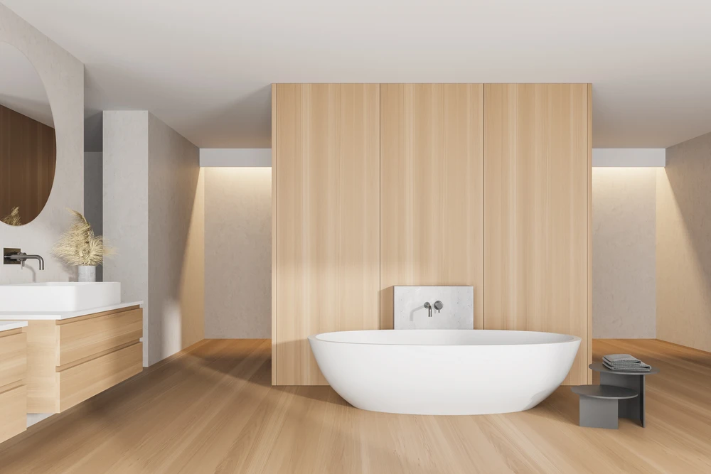 Salle de bain moderne avec baignoire îlot blanche rectangulaire positionnée dans l'angle