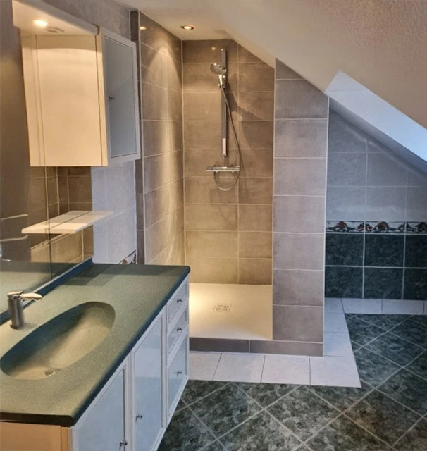 Salle de bain moderne rénovée avec douche à l'italienne, parois vitrées transparentes, vasque suspendue blanche, baignoire encastrée et fenêtre naturelle