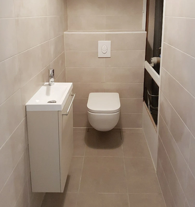 Salle de bain moderne entièrement rénovée avec douche à l'italienne, cabine de douche en verre trempé, vasque suspendue blanche, baignoire encastrée près d'une fenêtre