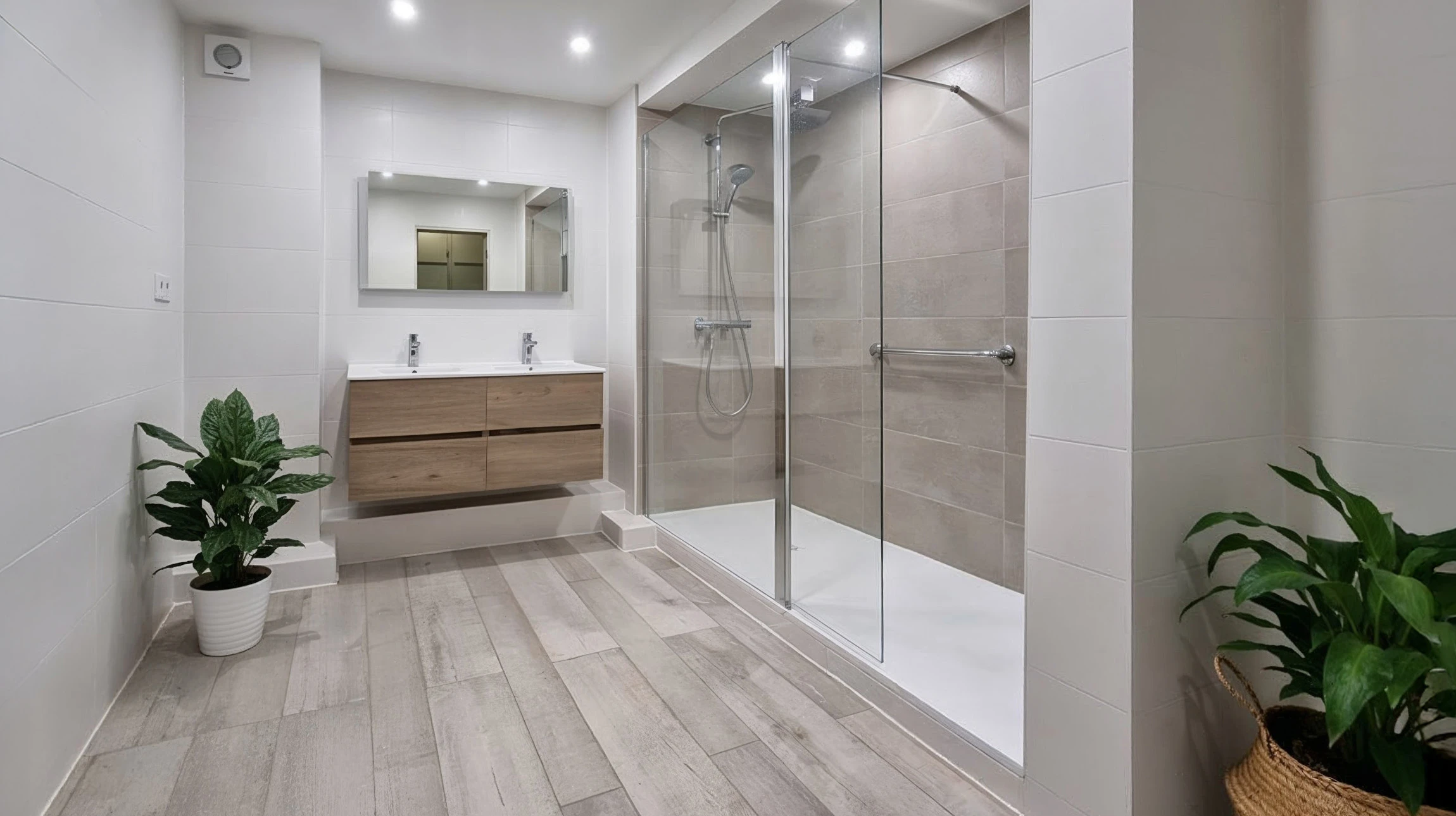 Salle de bain moderne avec toilettes suspendues blanches et douchette hygiénique chromée
