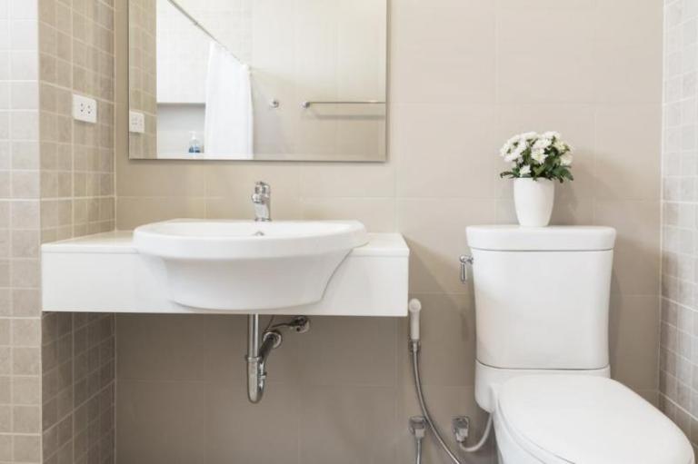 Pose de WC réussie : techniques et conseils d'expert