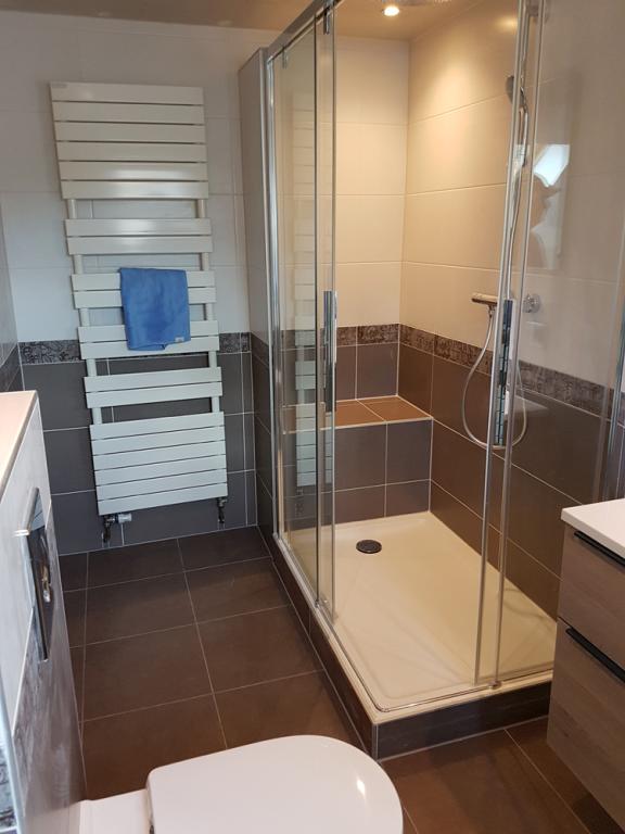 Installation douche moderne, les tendances et techniques à connaître absolument