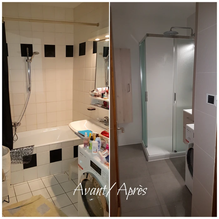 Salle de bain moderne compacte avec baignoire d'angle équipée d'un pare-douche en verre, WC suspendu blanc, meuble vasque suspendu blanc avec tiroirs et robinetterie chromée