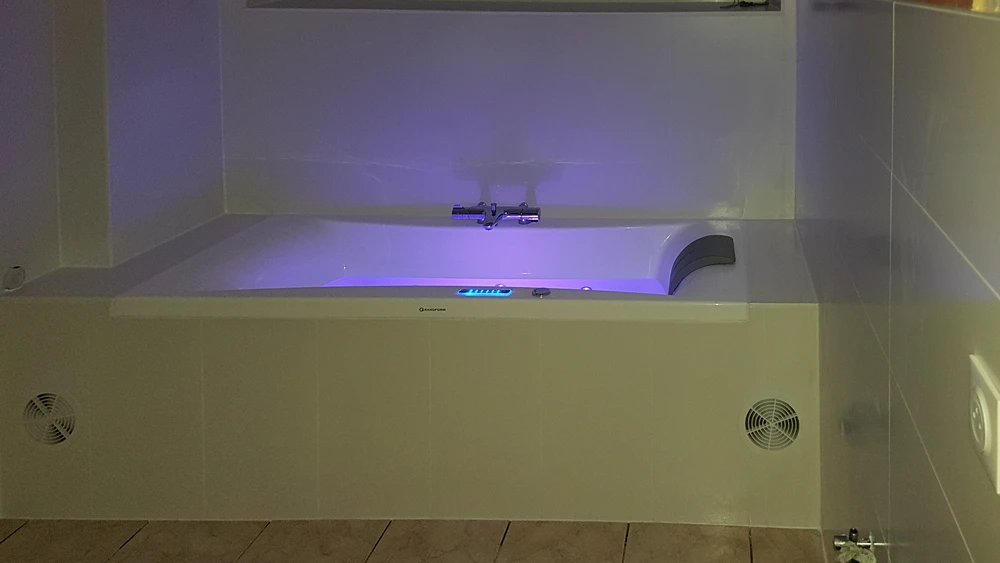 Salle de bain moderne avec douche d'angle à portes coulissantes en verre trempé transparent