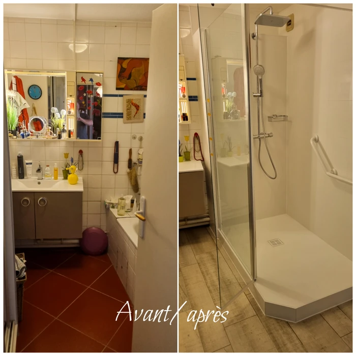 Salle de bain moderne avec douche à l'italienne vitrée, meuble vasque suspendu en bois clair à tiroirs, miroir rectangulaire rétroéclairé LED