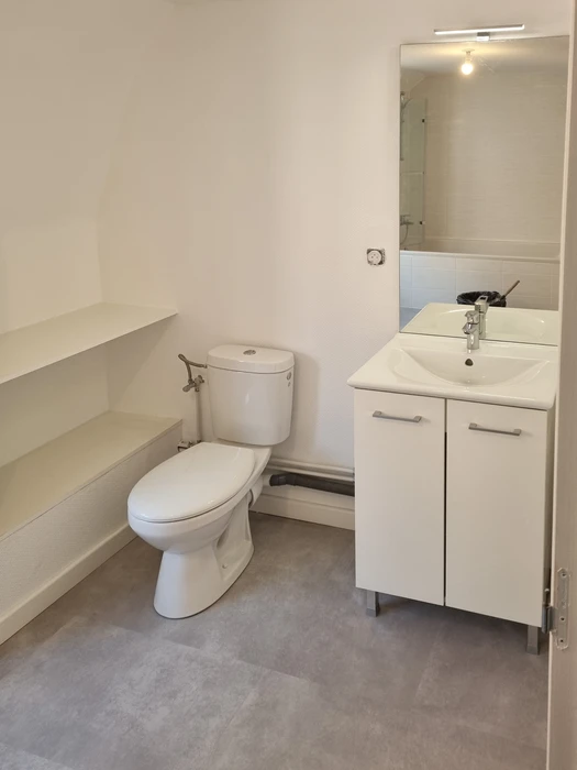 Salle de bain moderne sous combles avec douche à l'italienne et toilettes