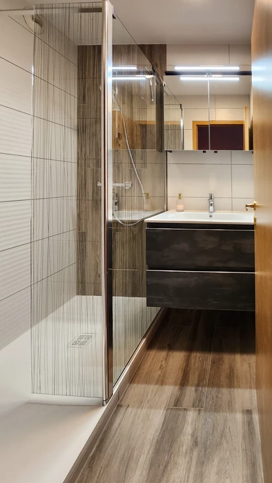 Salle de bains moderne avec douche italienne et meuble vasque double