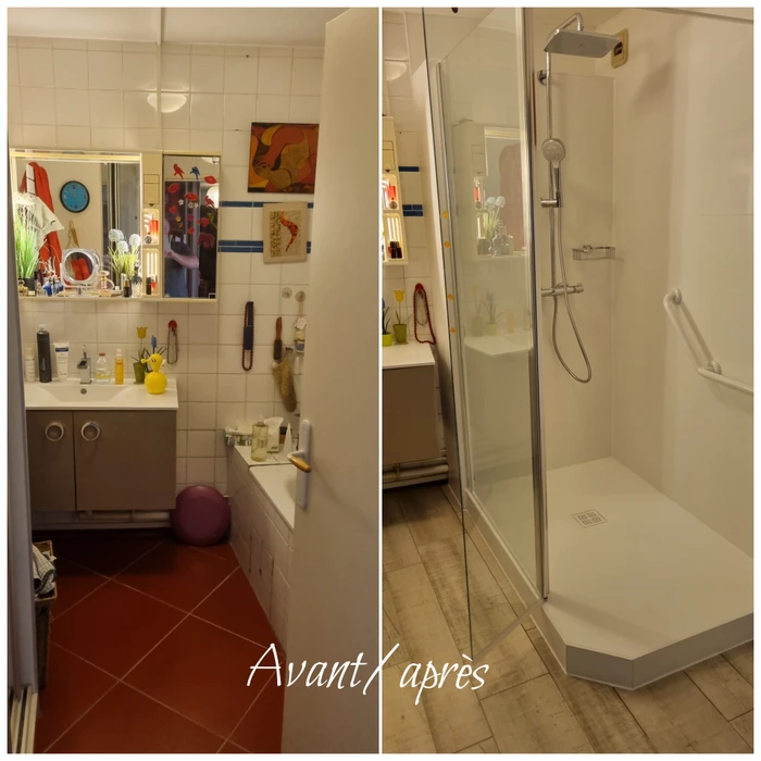 Salle de bain moderne compacte avec baignoire d'angle équipée d'un pare-douche en verre, WC suspendu blanc, meuble vasque suspendu blanc avec tiroirs et robinetterie chromée