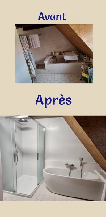 Salle de bain moderne compacte avec baignoire d'angle équipée d'un pare-douche en verre, WC suspendu blanc, meuble vasque suspendu blanc avec tiroirs et robinetterie chromée